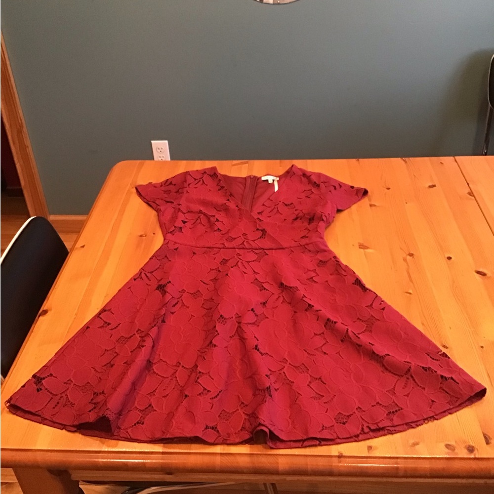 LULU’S BLACK SWAN BURGUNDY FLORAL LACE DRESS NWT TIA SZ M - Picture 6 of 12